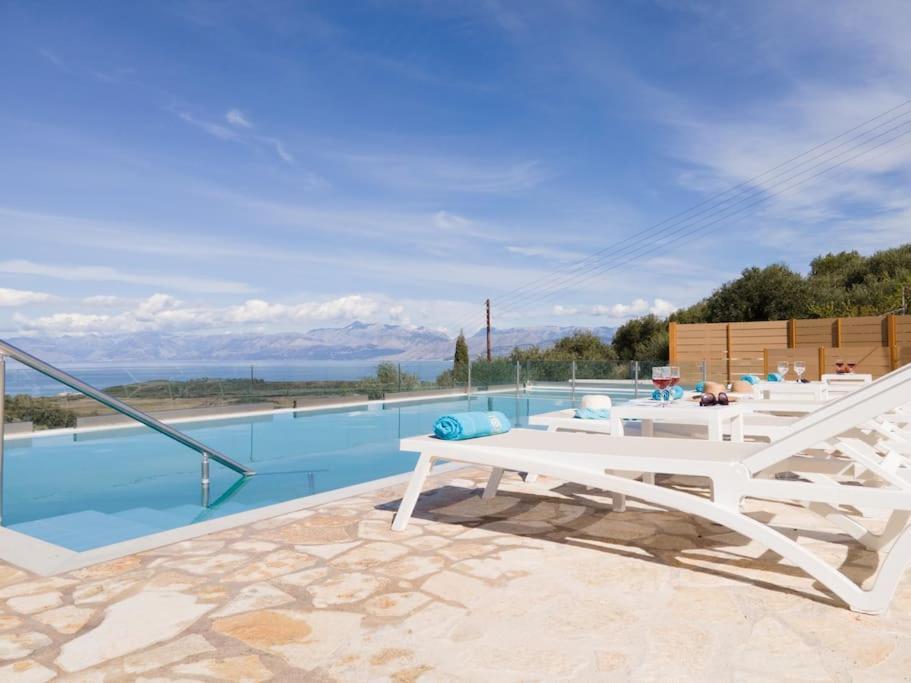 Family Portes With Panoramic View! Pithos