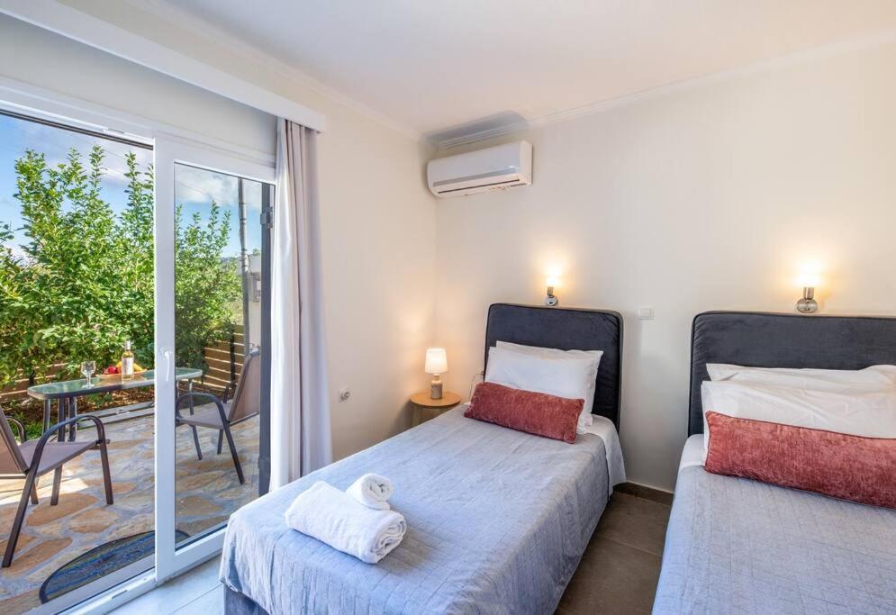 Family Portes With Panoramic View! * Pithos