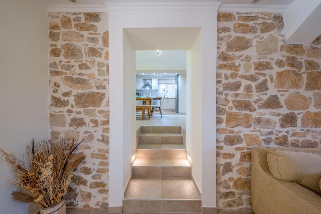 Family Portes With Panoramic View! Pithos