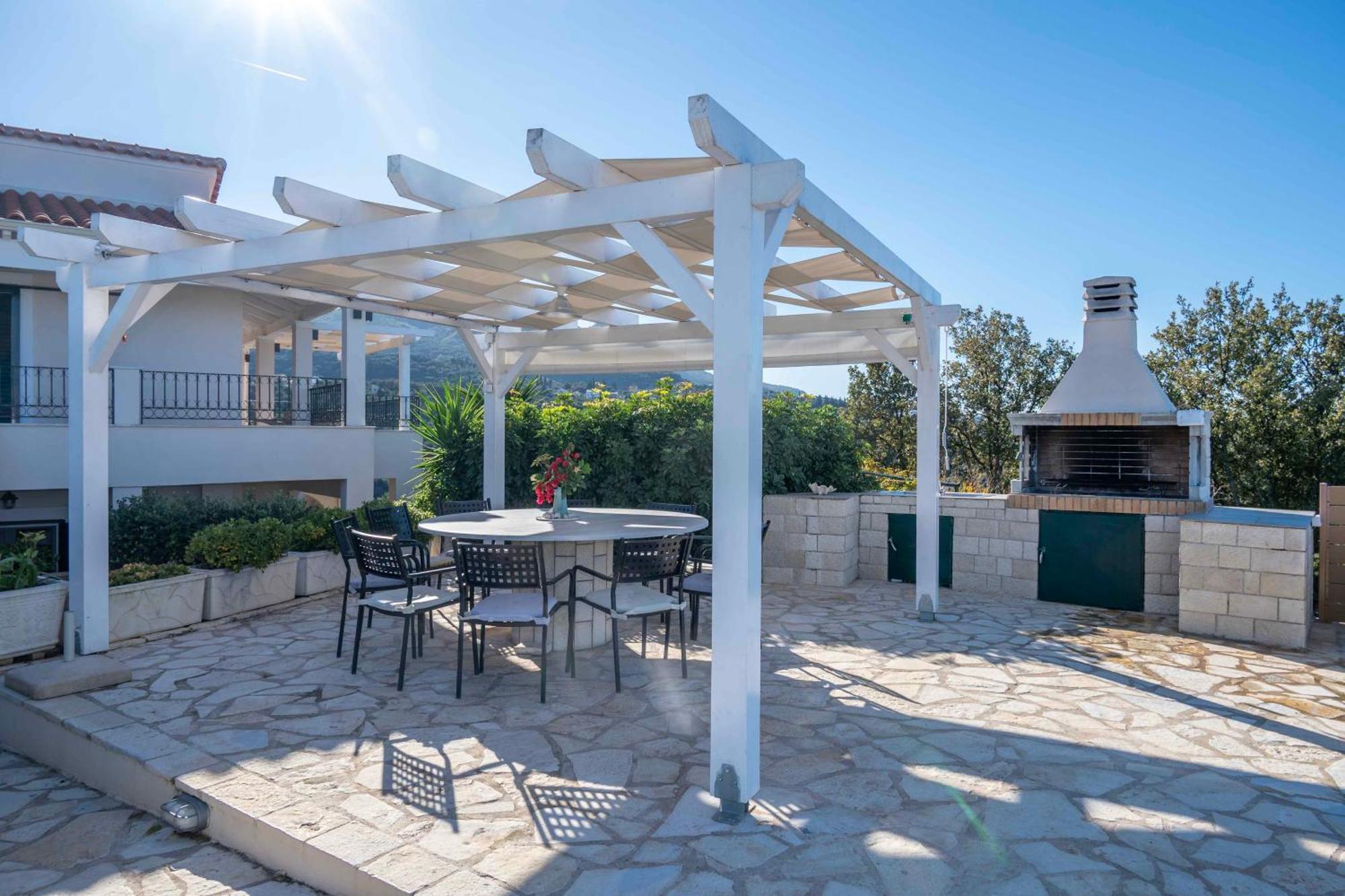 Family Portes With Panoramic View! Pithos